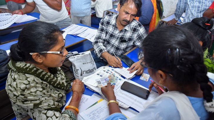 https://salarnews.in/public/uploads/images/newsimages/maannewsimage30072026_160509_Karnataka SIR.jpg